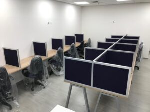 עמדות מוקד + מחיצה שולחנית אקוסטית